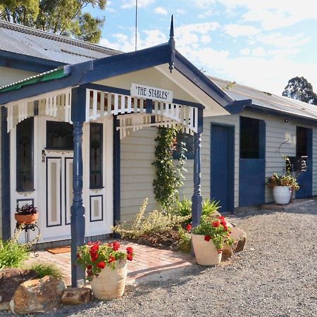 The Stables Hotel Wandin North Exterior foto