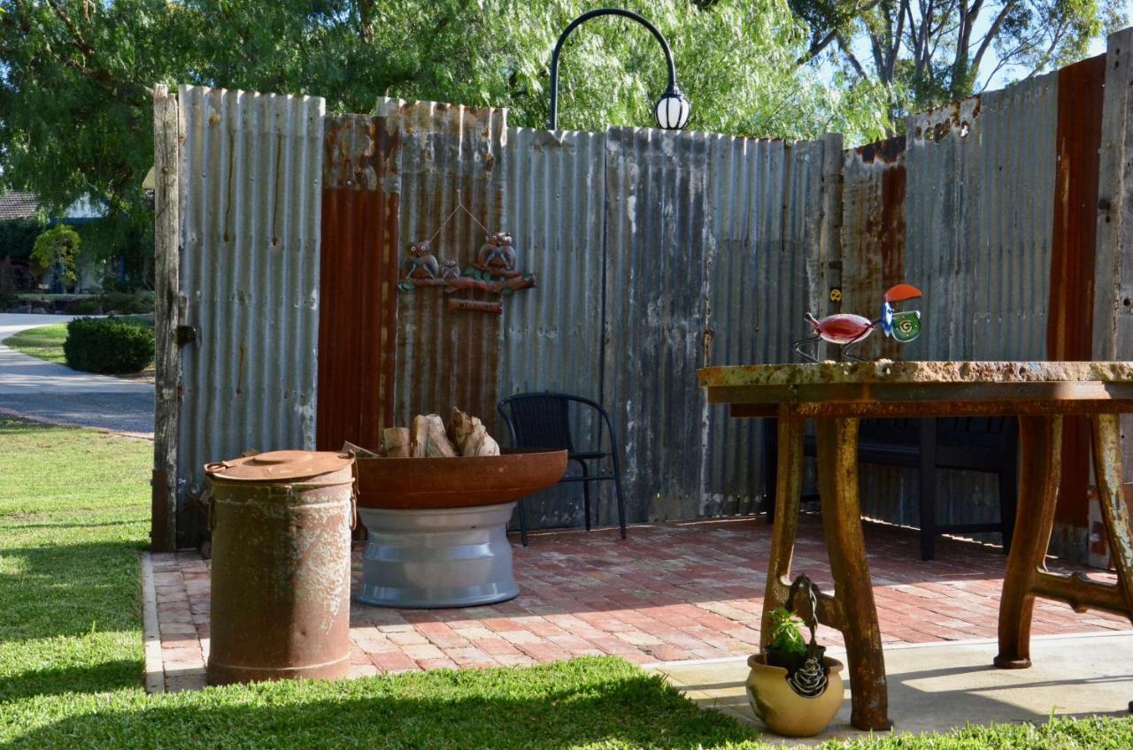 The Stables Hotel Wandin North Exterior foto