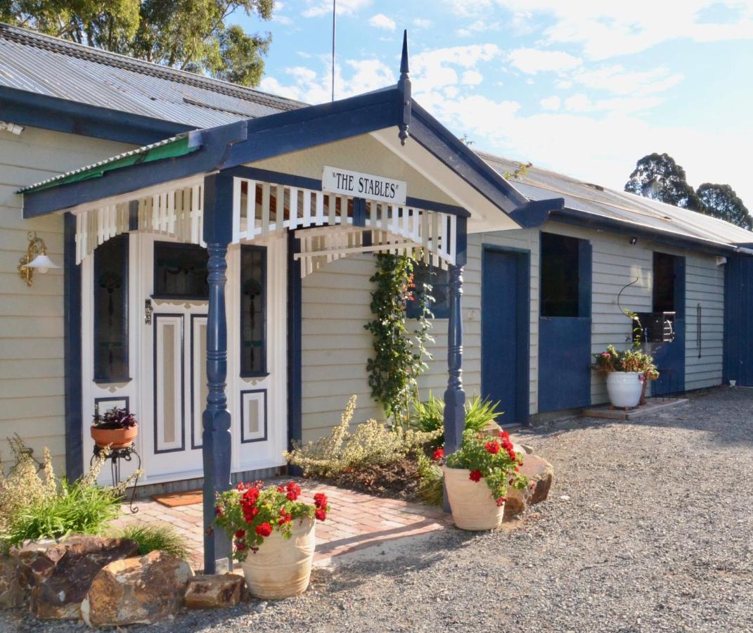 The Stables Hotel Wandin North Exterior foto