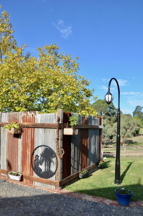 The Stables Hotel Wandin North Exterior foto