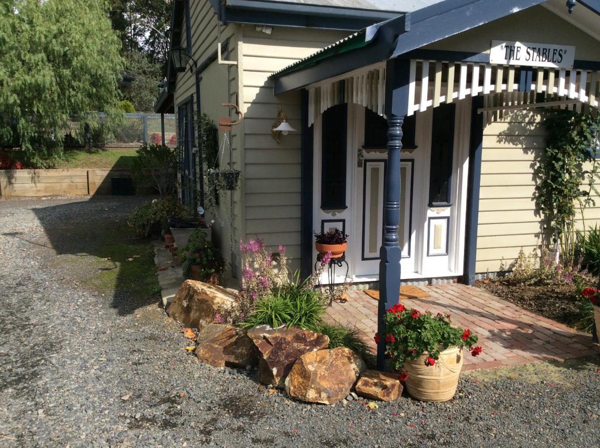 The Stables Hotel Wandin North Exterior foto